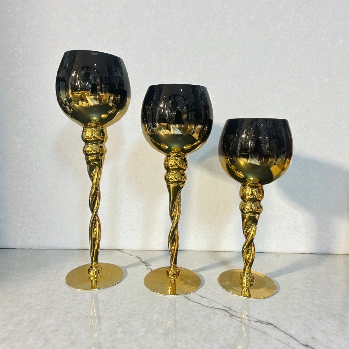 Trio de candelabros dorado con negro