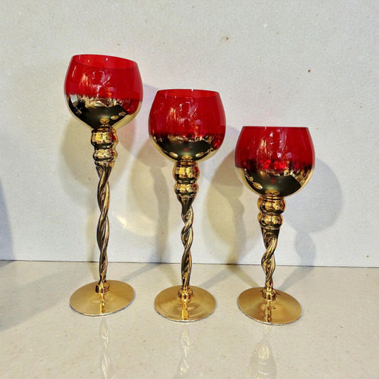 Set de candelabros dorados y rojo de cristal