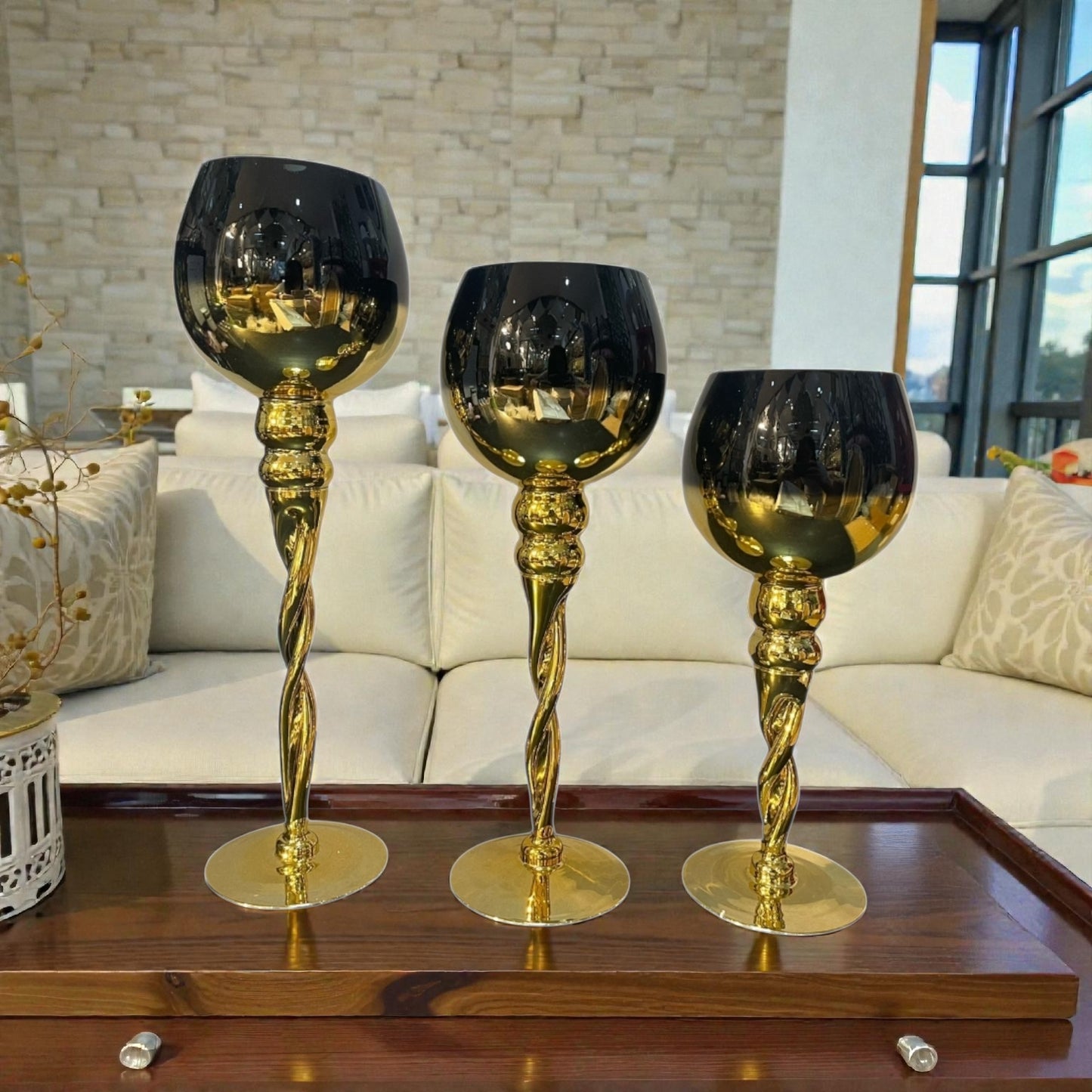 Trio de candelabros dorado con negro