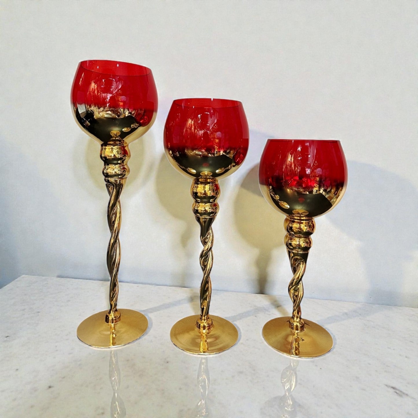 Set de candelabros dorados y rojo de cristal