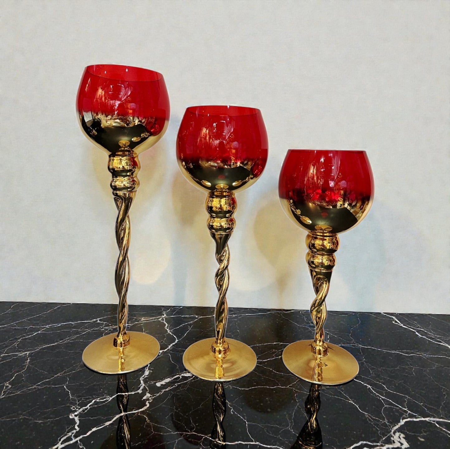 Set de candelabros dorados y rojo de cristal